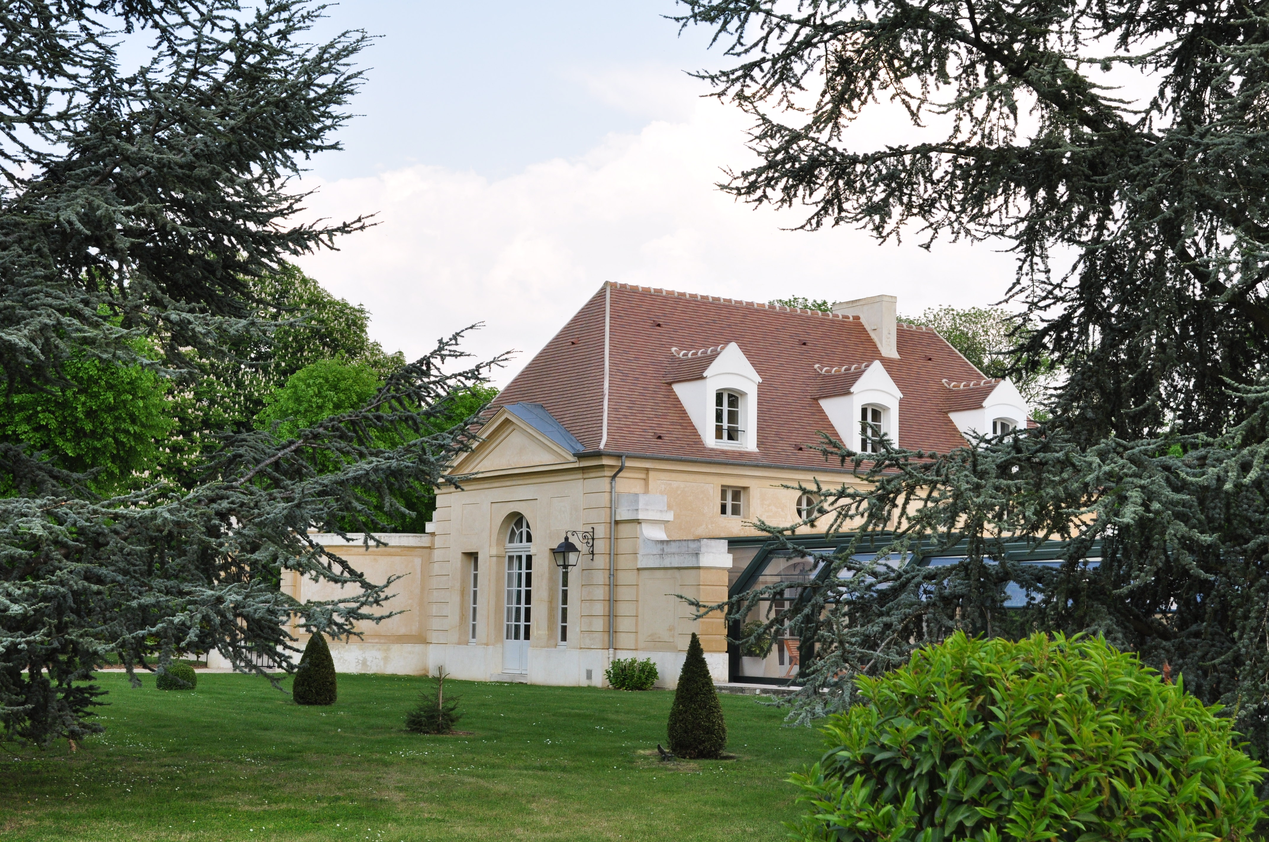 Château in the Yvelines — summer pavilion