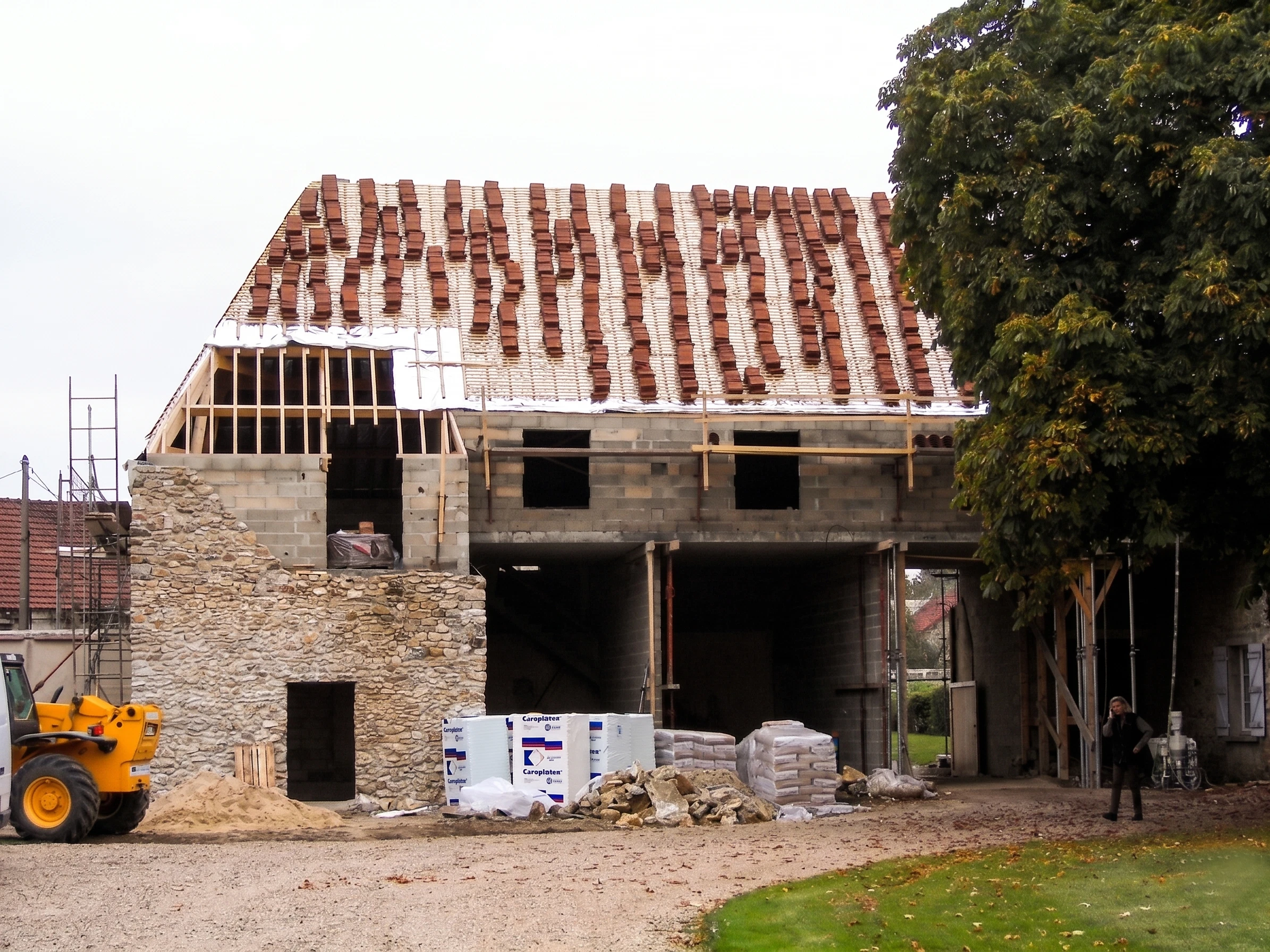 Château in the Yvelines — outbuildings