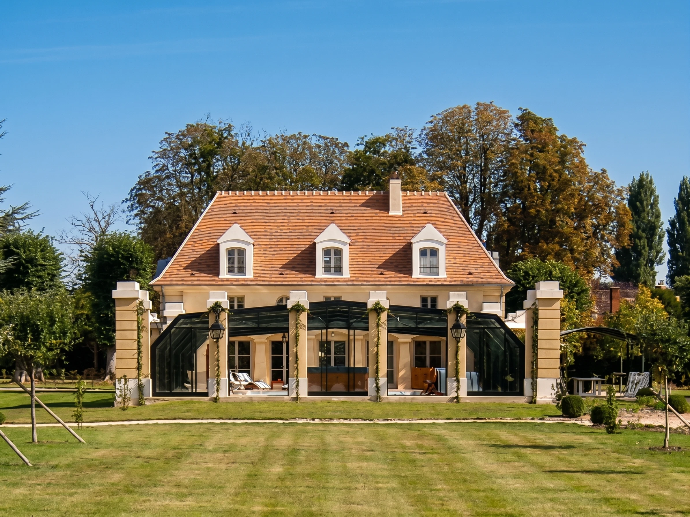 Château in the Yvelines — summer pavilion