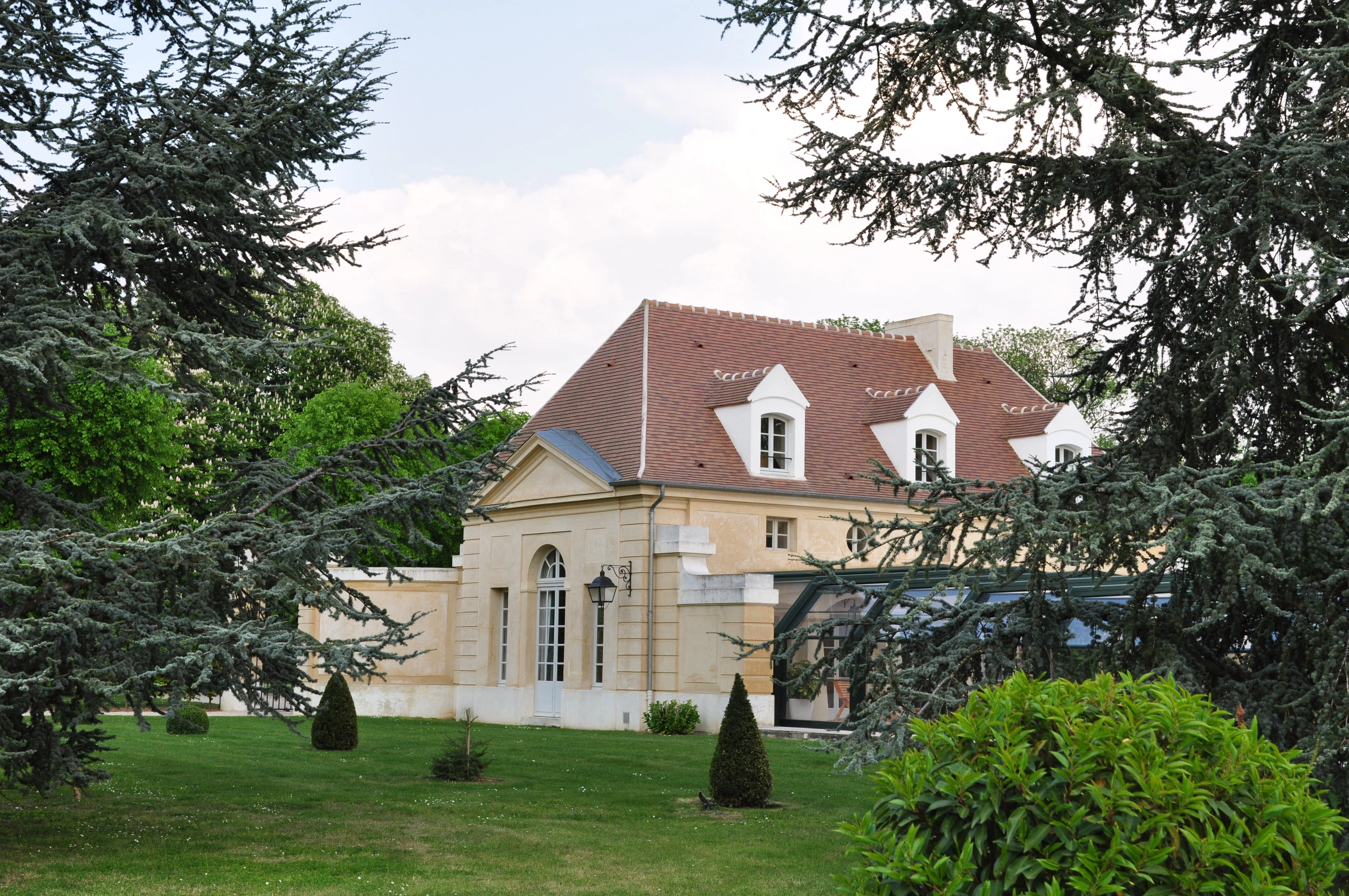 Château in the Yvelines — summer pavilion