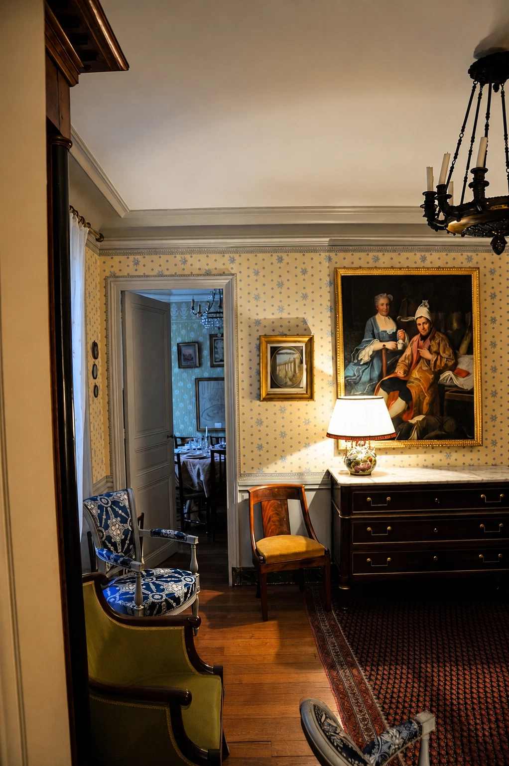 Parisian apartment — art expert