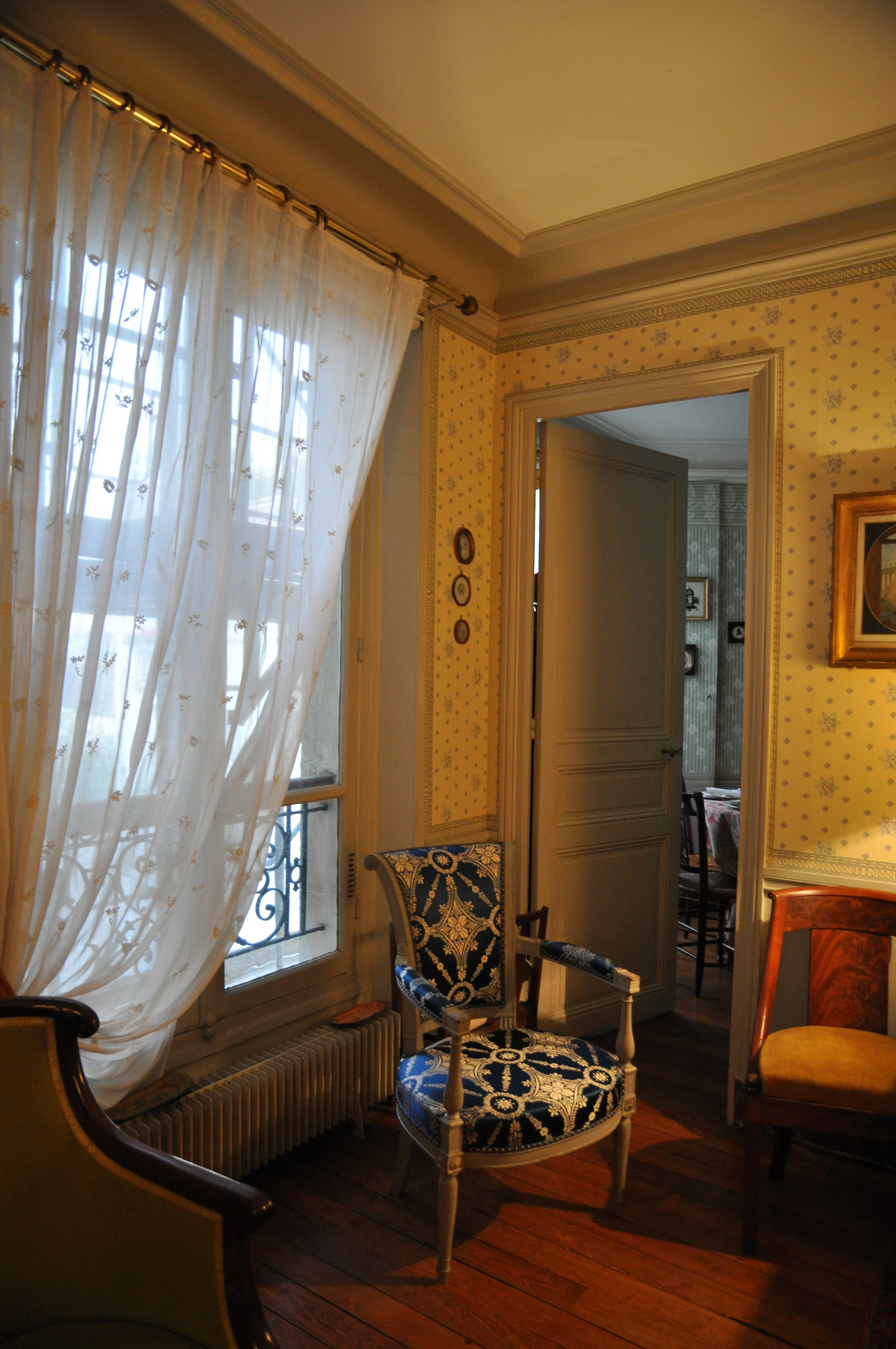 Parisian apartment — art expert