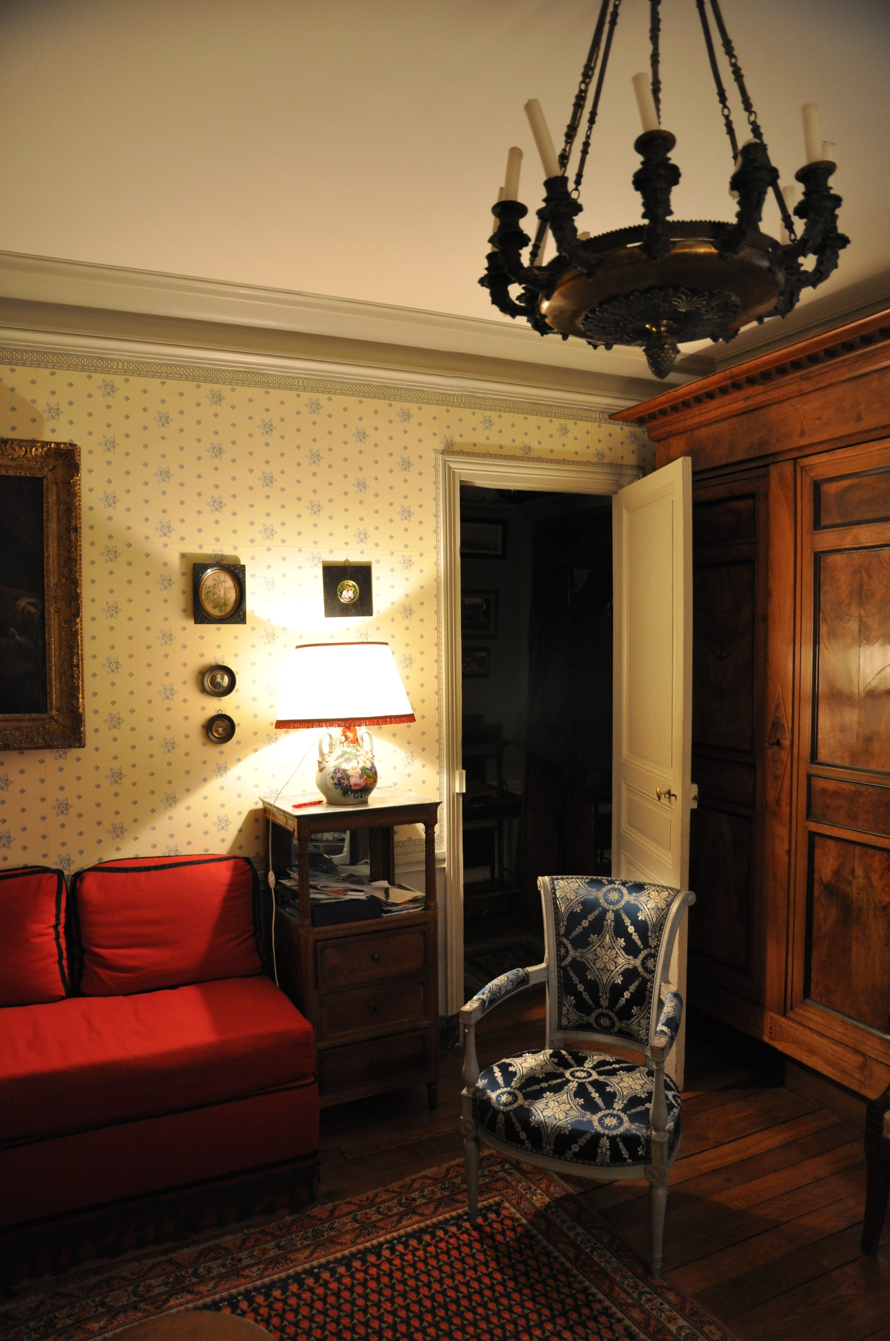 Parisian apartment — art expert