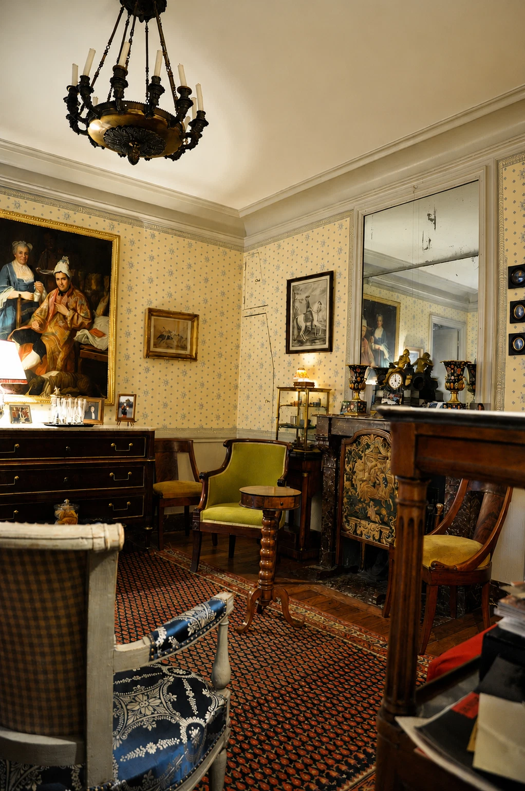 Parisian apartment — art expert